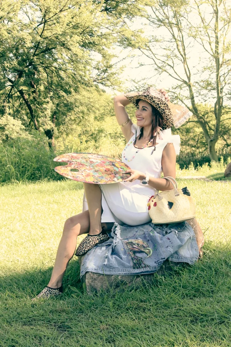 Jullie-Ann Viljoen seated outdoors with her palette, looking up